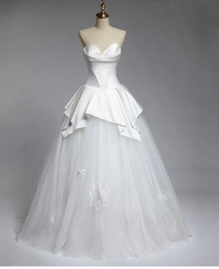 Unique A-line Wedding Dress Sleeveless Sweetheart Appliques Backless Sweep Train